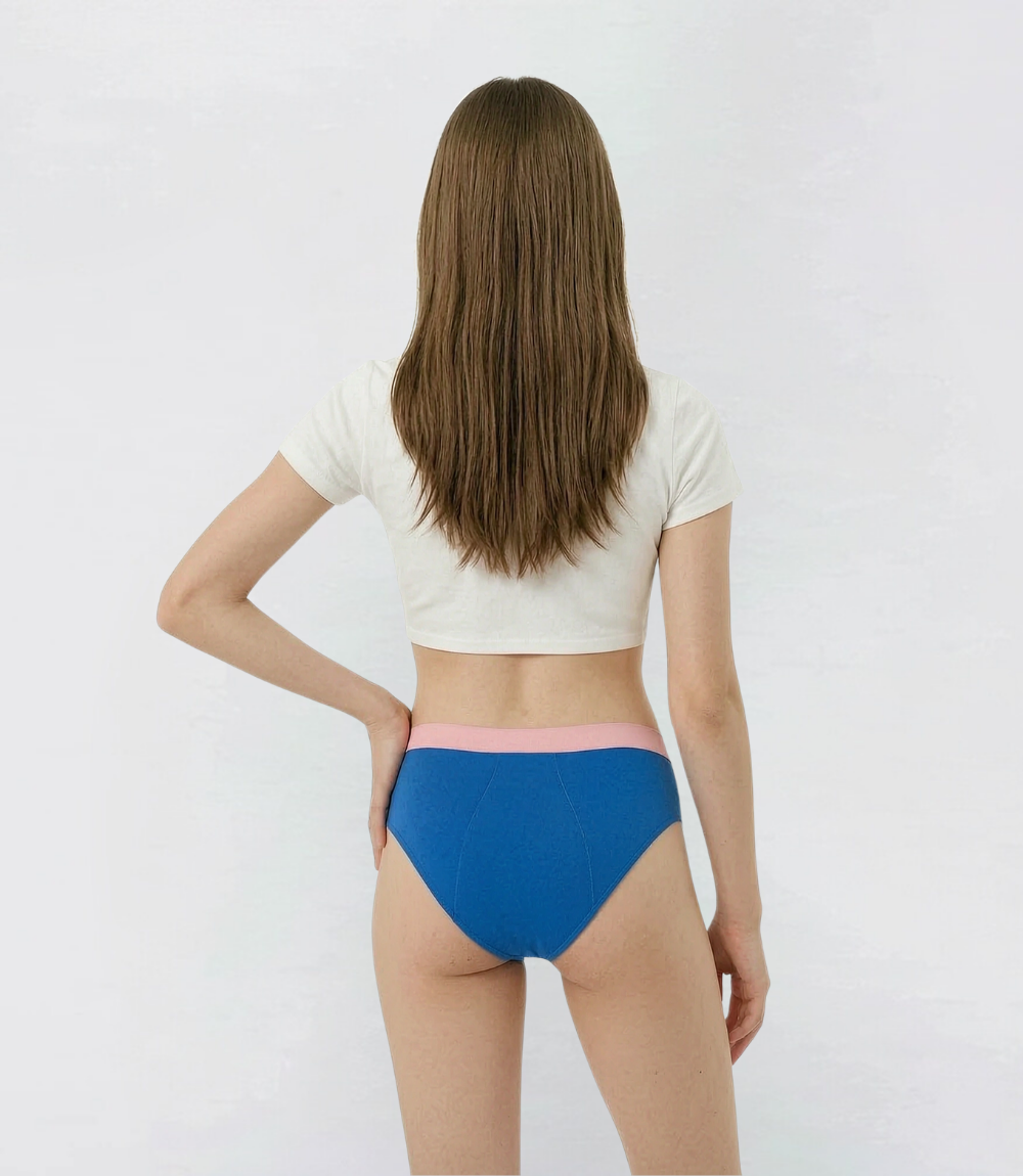 Hipster in blauw, achteraanzicht op model – Maysa