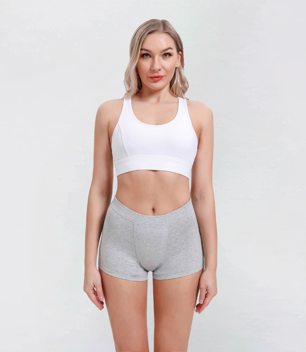 Boyshort in lichtgrijs, vooraanzicht op model – Maysa