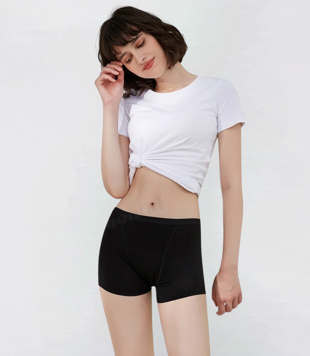 Boyshort in zwart, vooraanzicht op model – Maysa