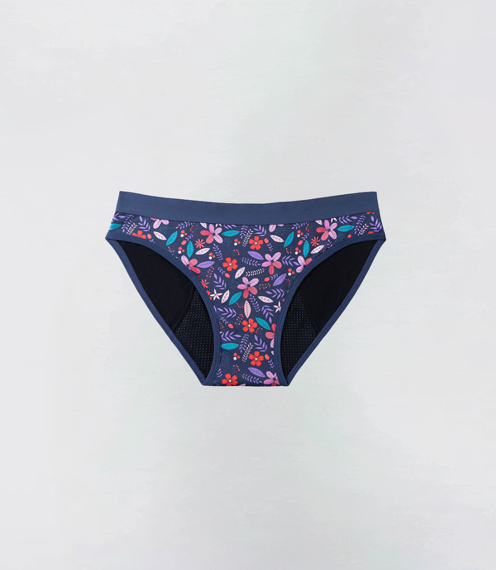 Hipster in donkerblauw met bloemenprint, productfoto – Maysa