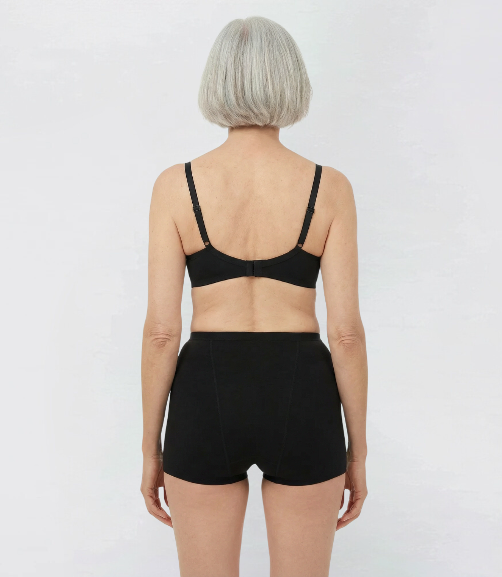 Incontinentie Boyshort Extra zwaar in zwart, achteraanzicht op model – Maysa