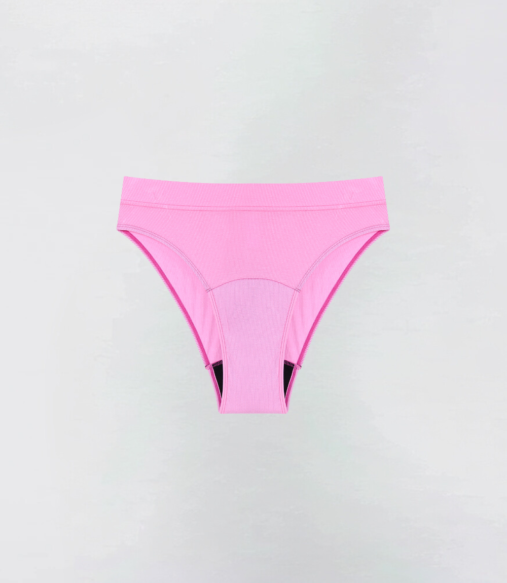 French Cut Hugger Ribbed in roze, productfoto – Maysa