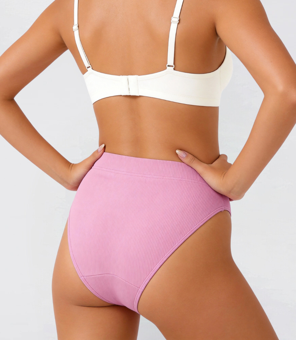 French Cut Hugger Ribbed in roze, achteraanzicht op model – Maysa