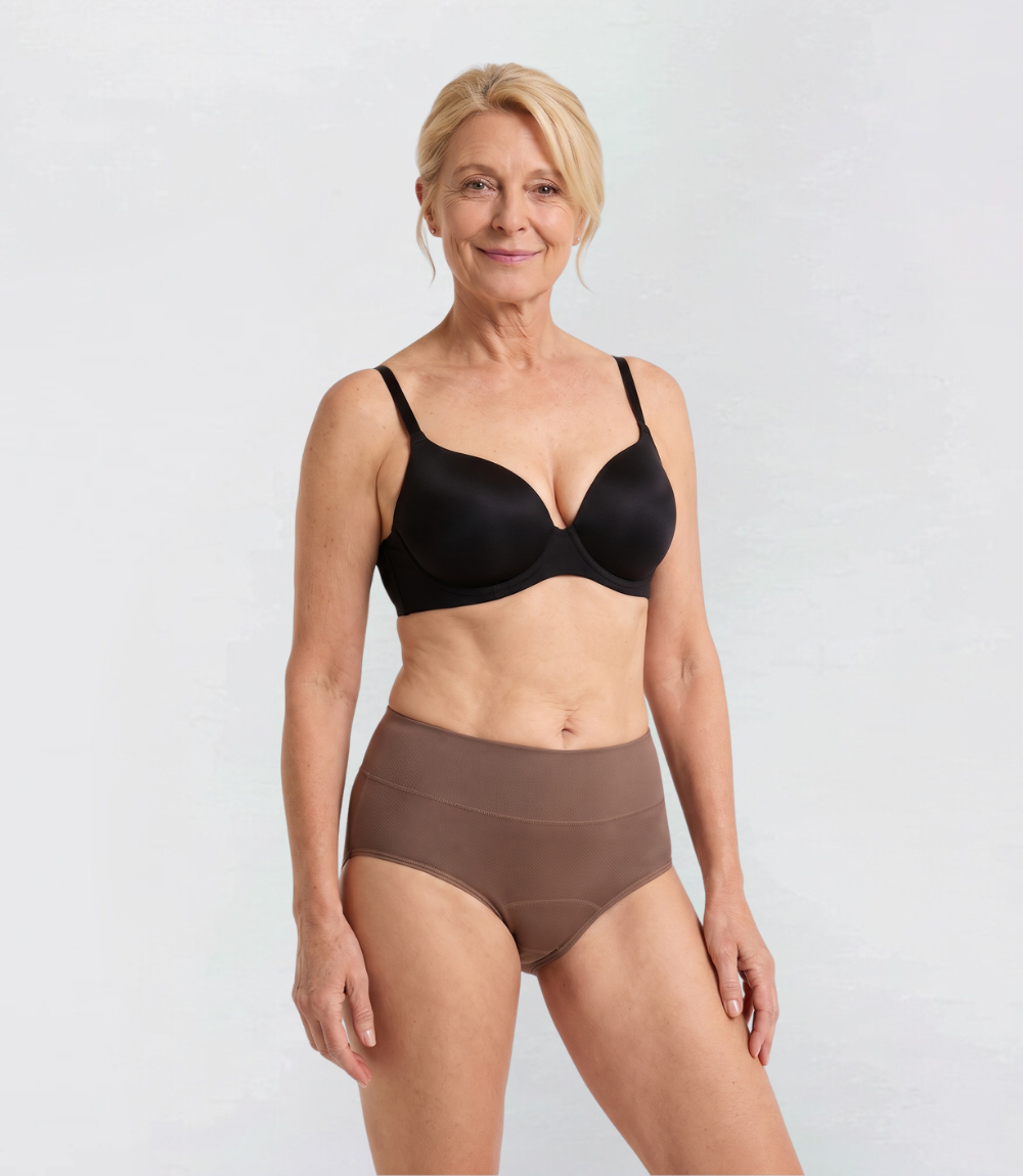 Hiphugger in taupe, vooraanzicht op model – Maysa