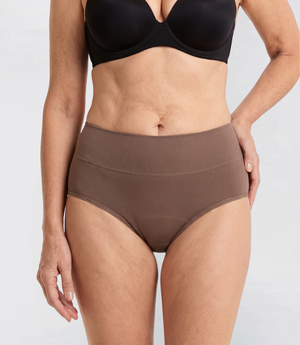 Hiphugger in taupe, detail op model – Maysa