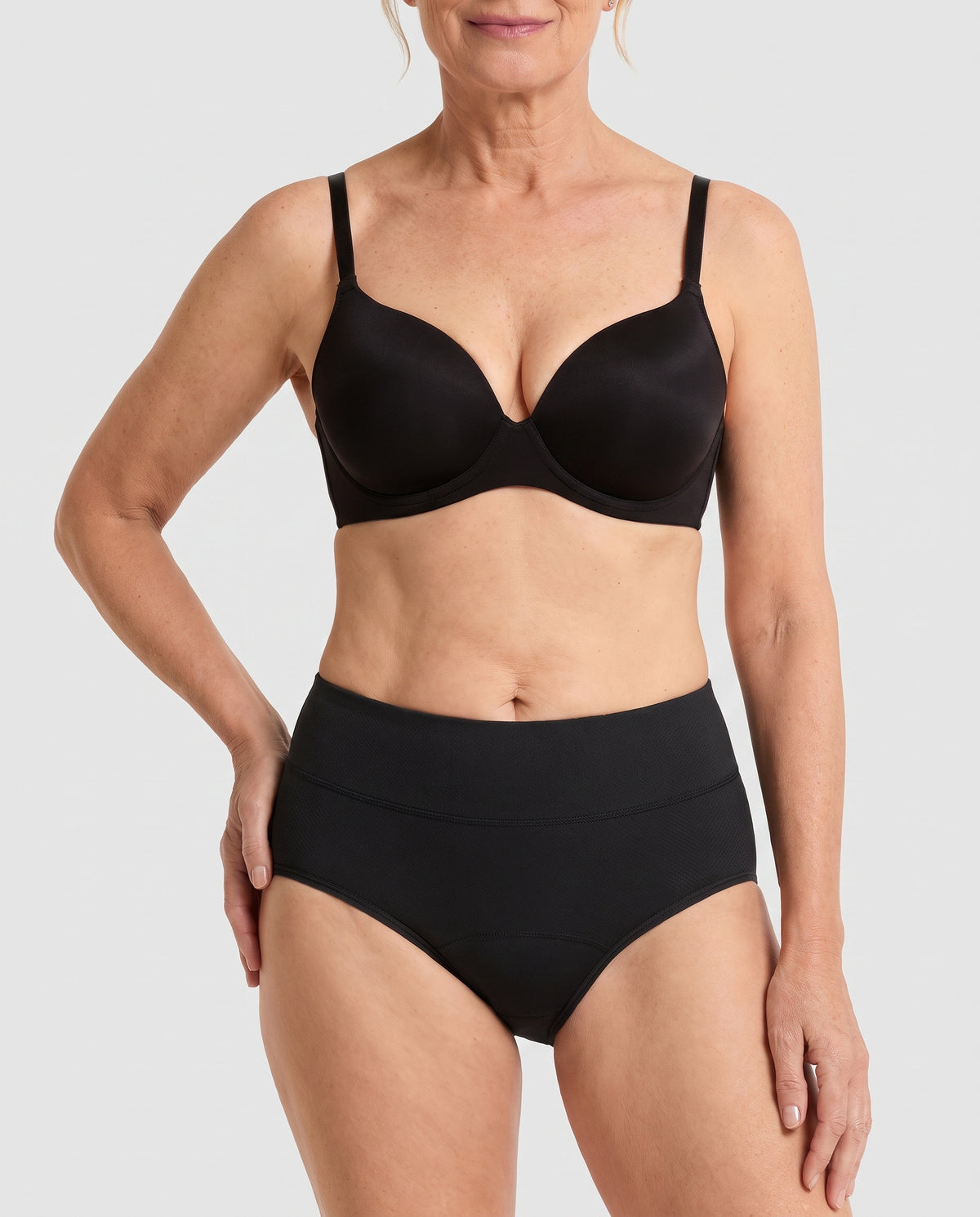 Hiphugger Incontinentie in zwart, detail op model – Maysa