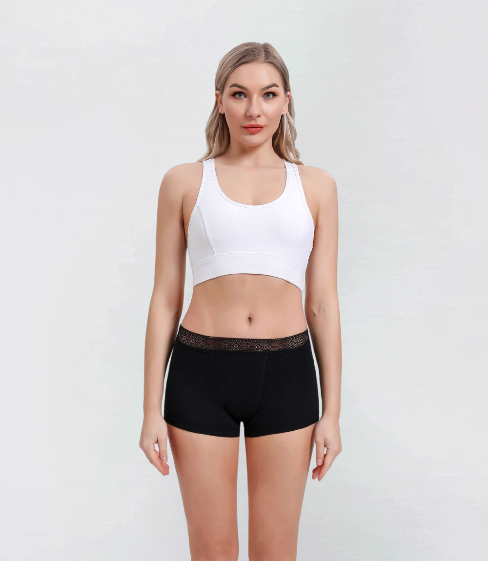 Kanten Boyshort in zwart, vooraanzicht op model – Maysa