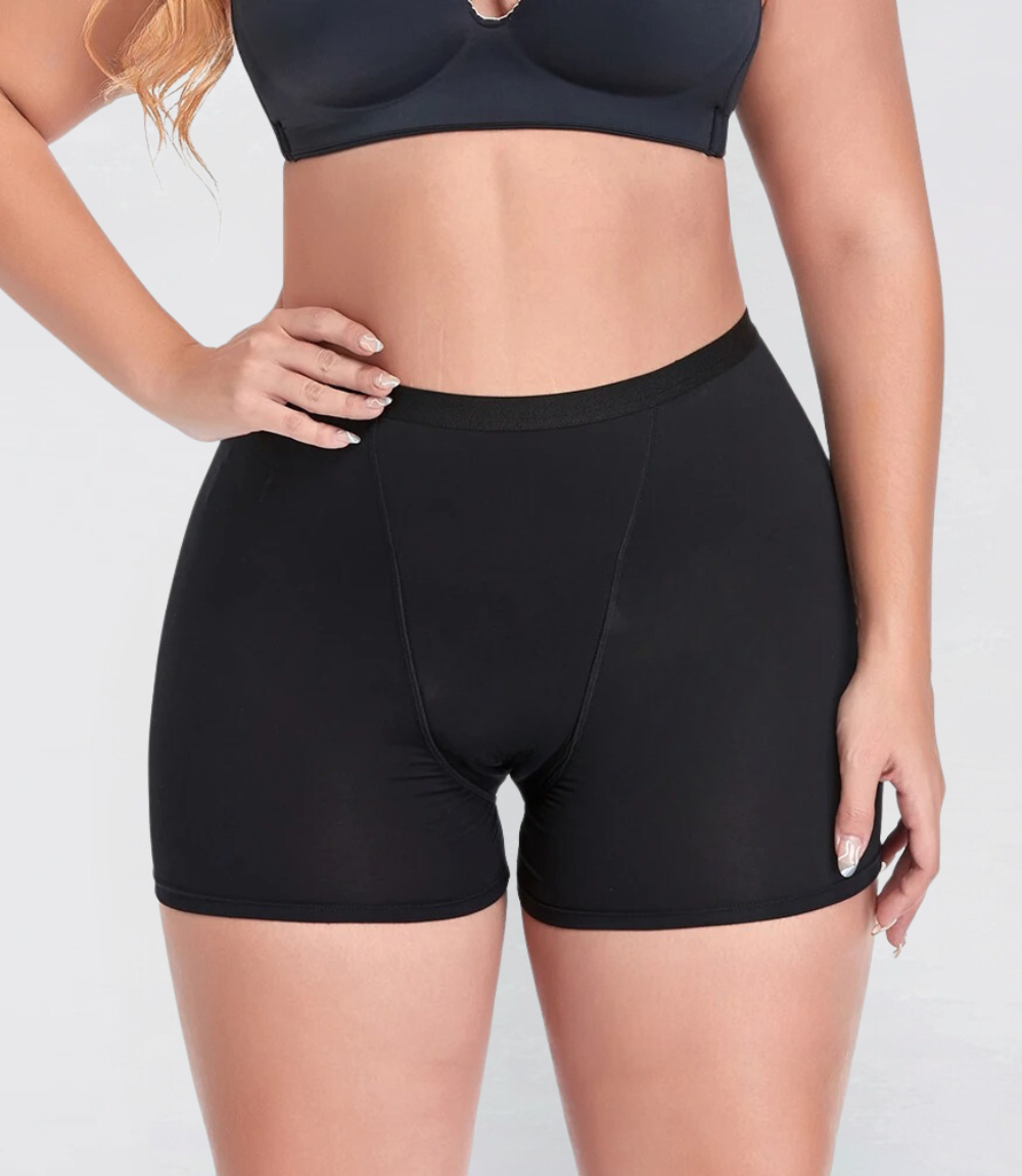 Boyshort in zwart, detail op model – Maysa