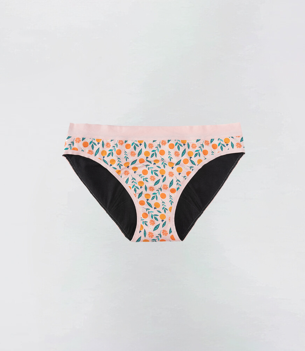 Hipster in oranje bloemenprint, productfoto – Maysa