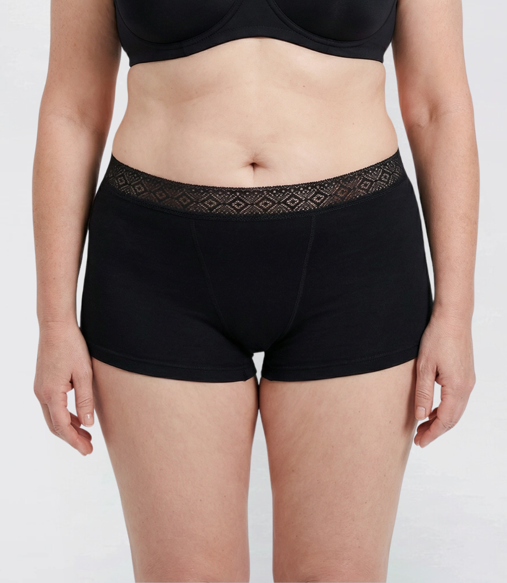 Everyday Boyshort met kant in zwart, detail op model – Maysa