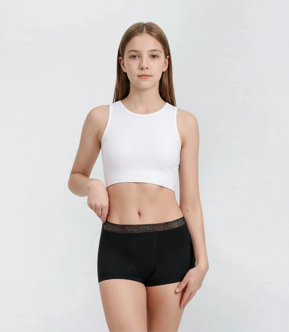 Boyshort met kant Zwaar in zwart, vooraanzicht op model – Maysa