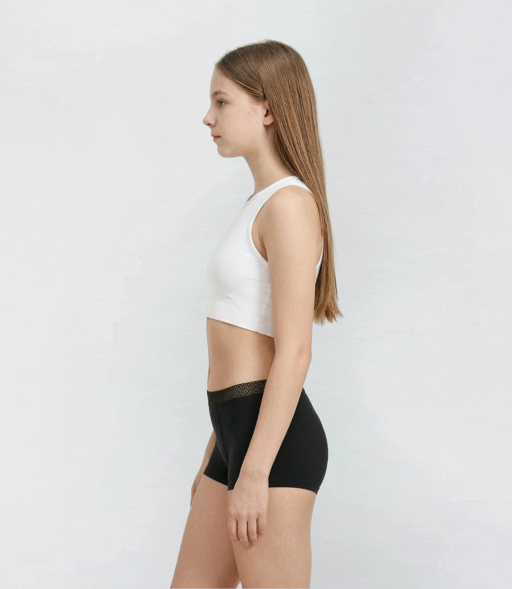 Boyshort met kant Zwaar in zwart, zijaanzicht op model – Maysa