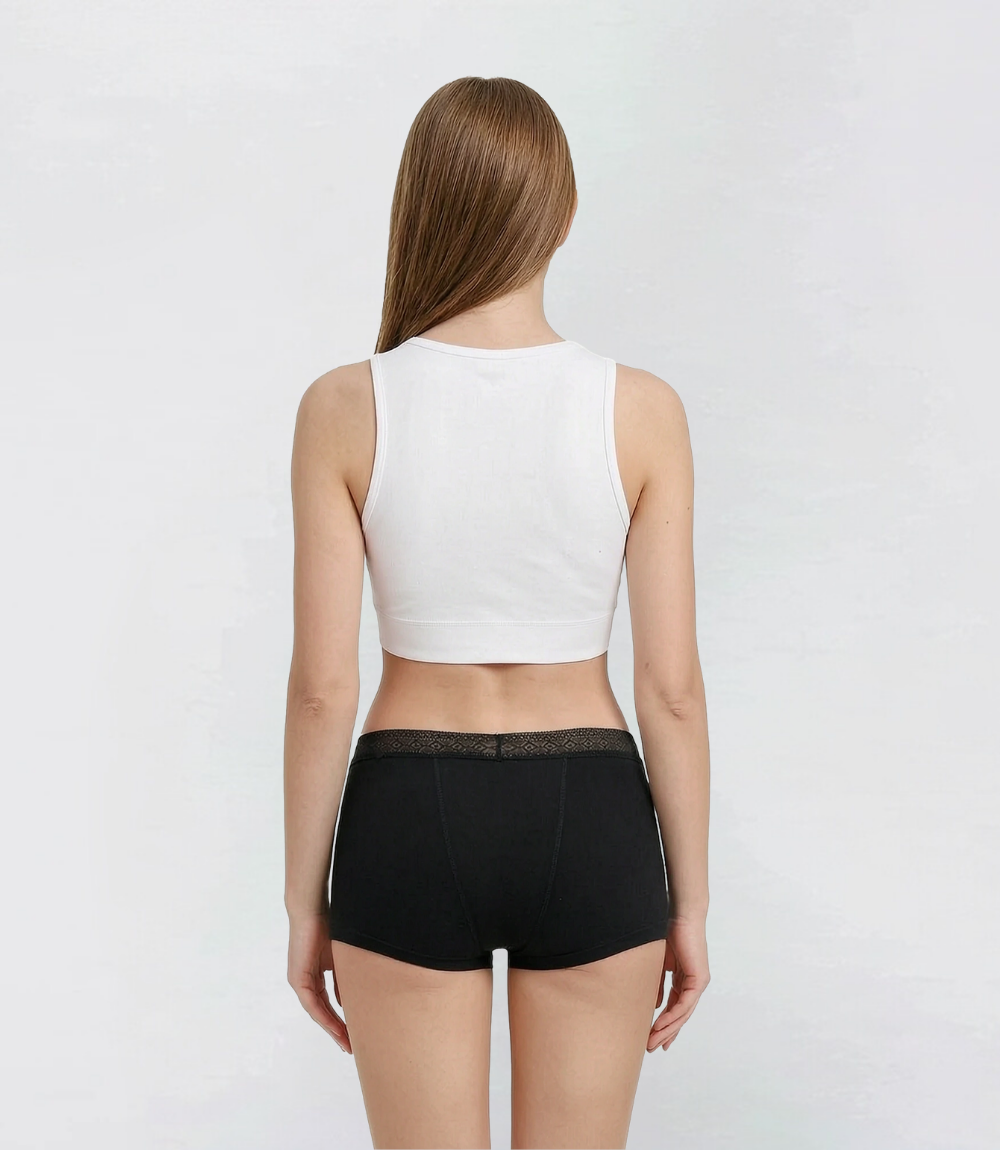 Boyshort met kant Zwaar in zwart, achteraanzicht op model – Maysa