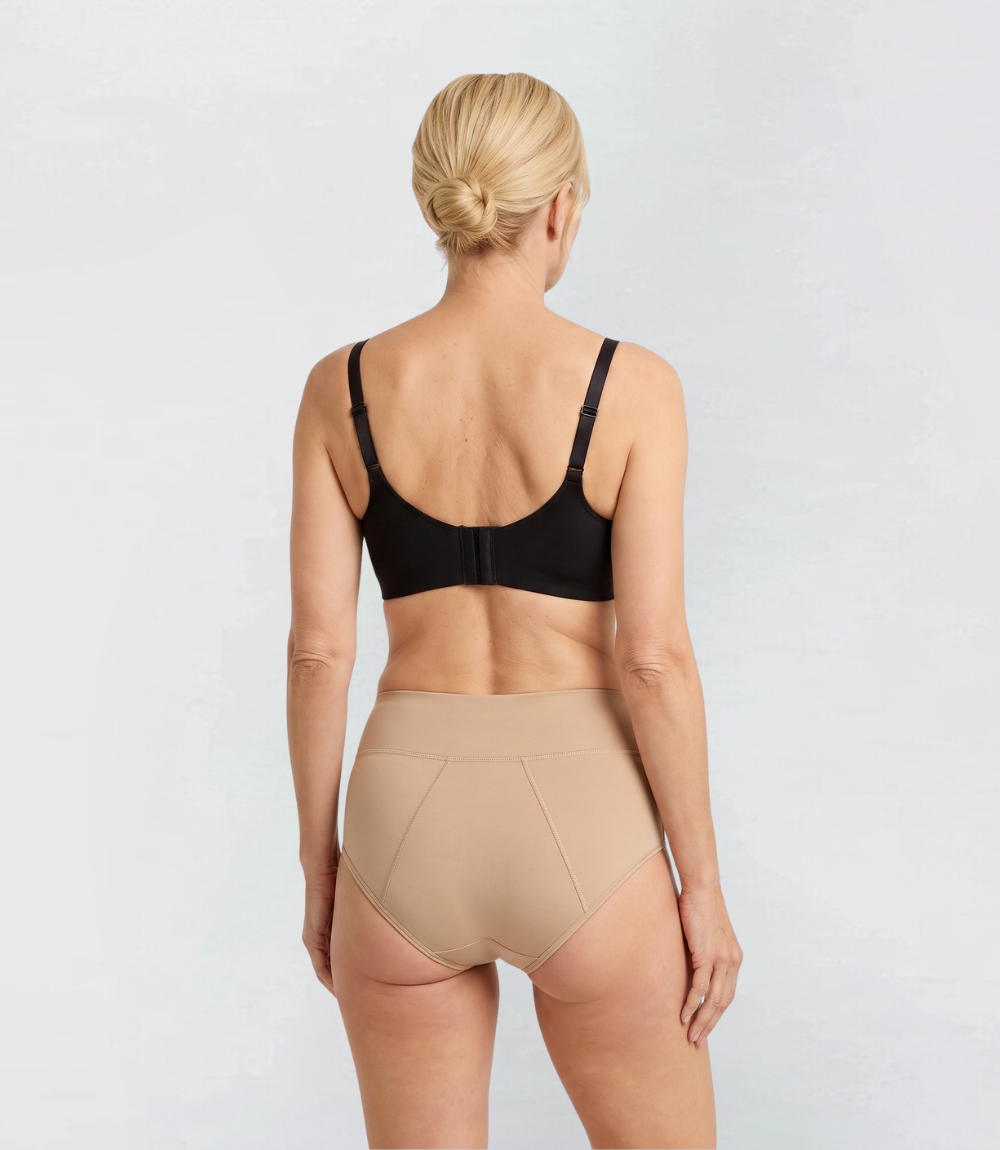 Hiphugger Incontinentie in beige, achteraanzicht op model – Maysa