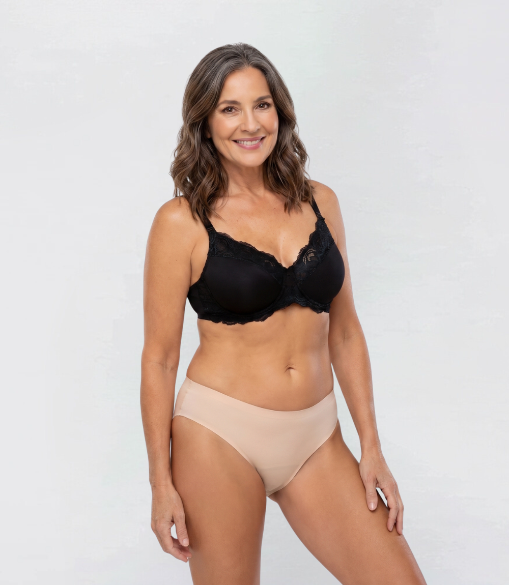 Incontinentie Classic Naadloos in beige, vooraanzicht op model – Maysa