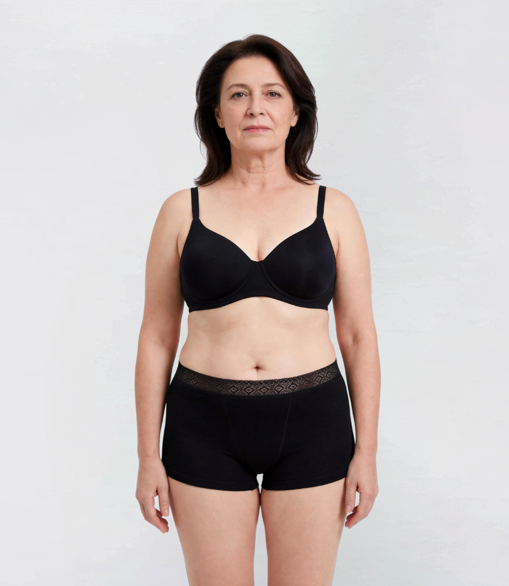 Incontinentie Boyshort met kant in zwart, vooraanzicht op model – Maysa