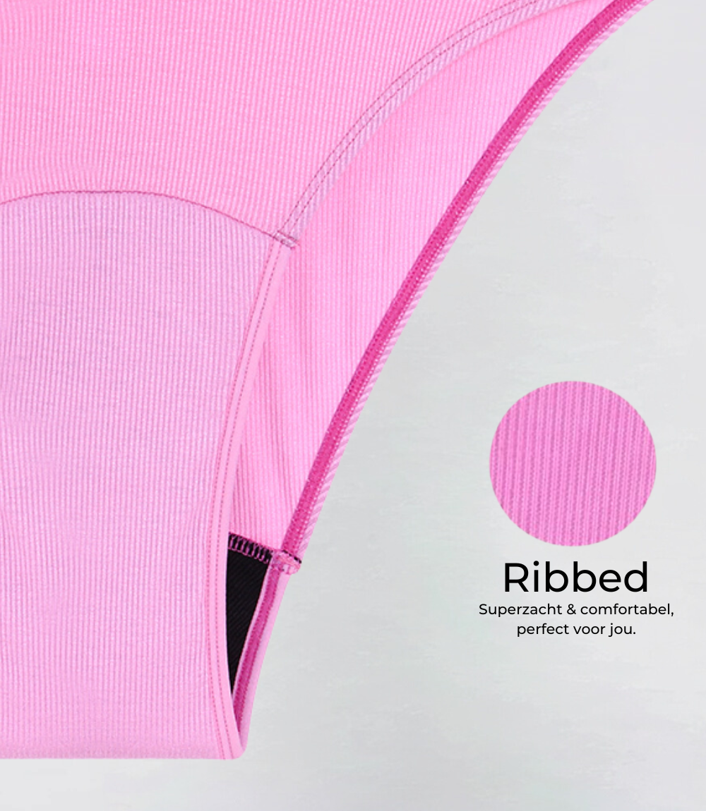 French Cut Hugger Ribbed in roze, detail op model – Maysa