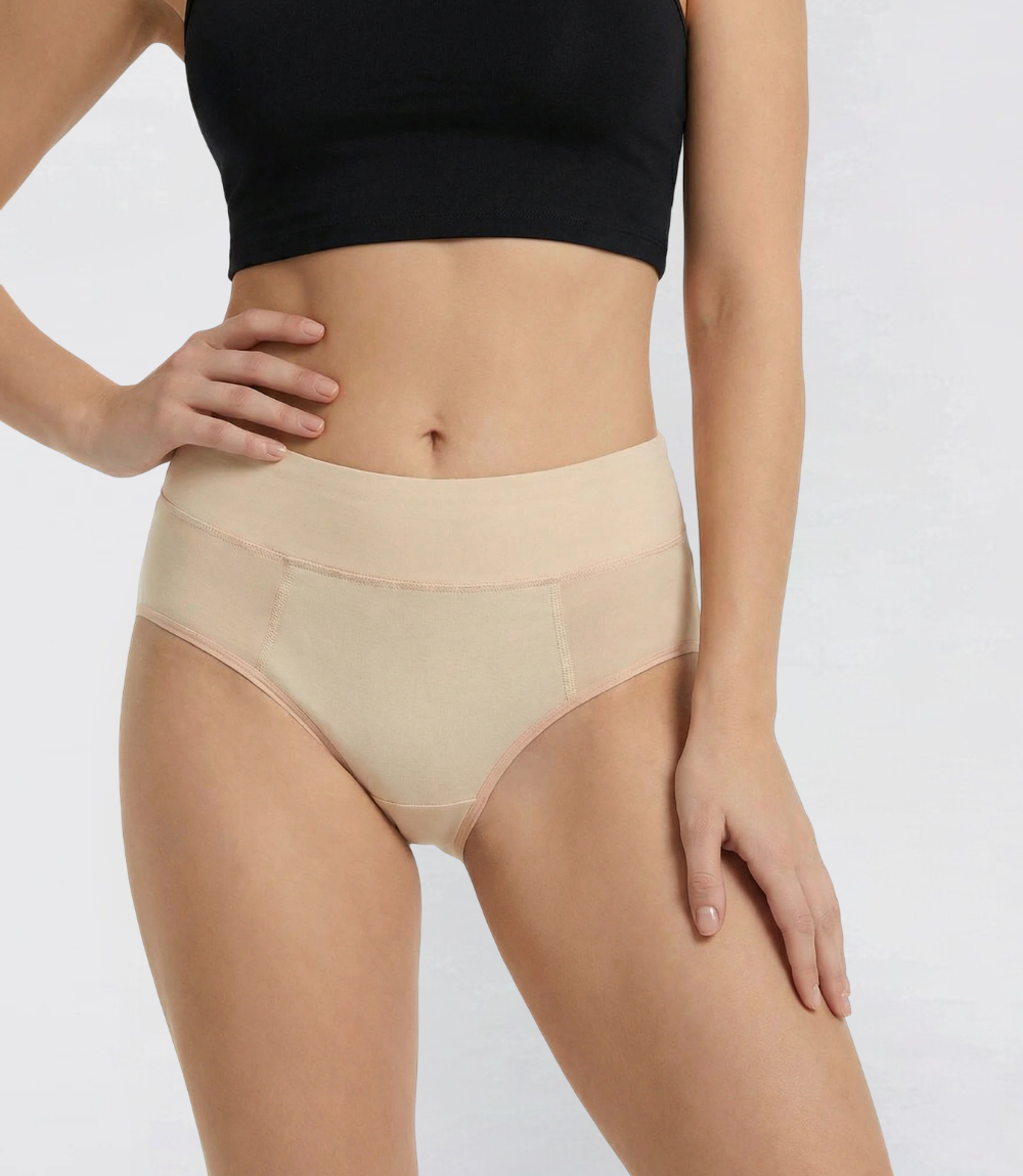 Hiphugger Organisch katoen in beige, detail op model – Maysa