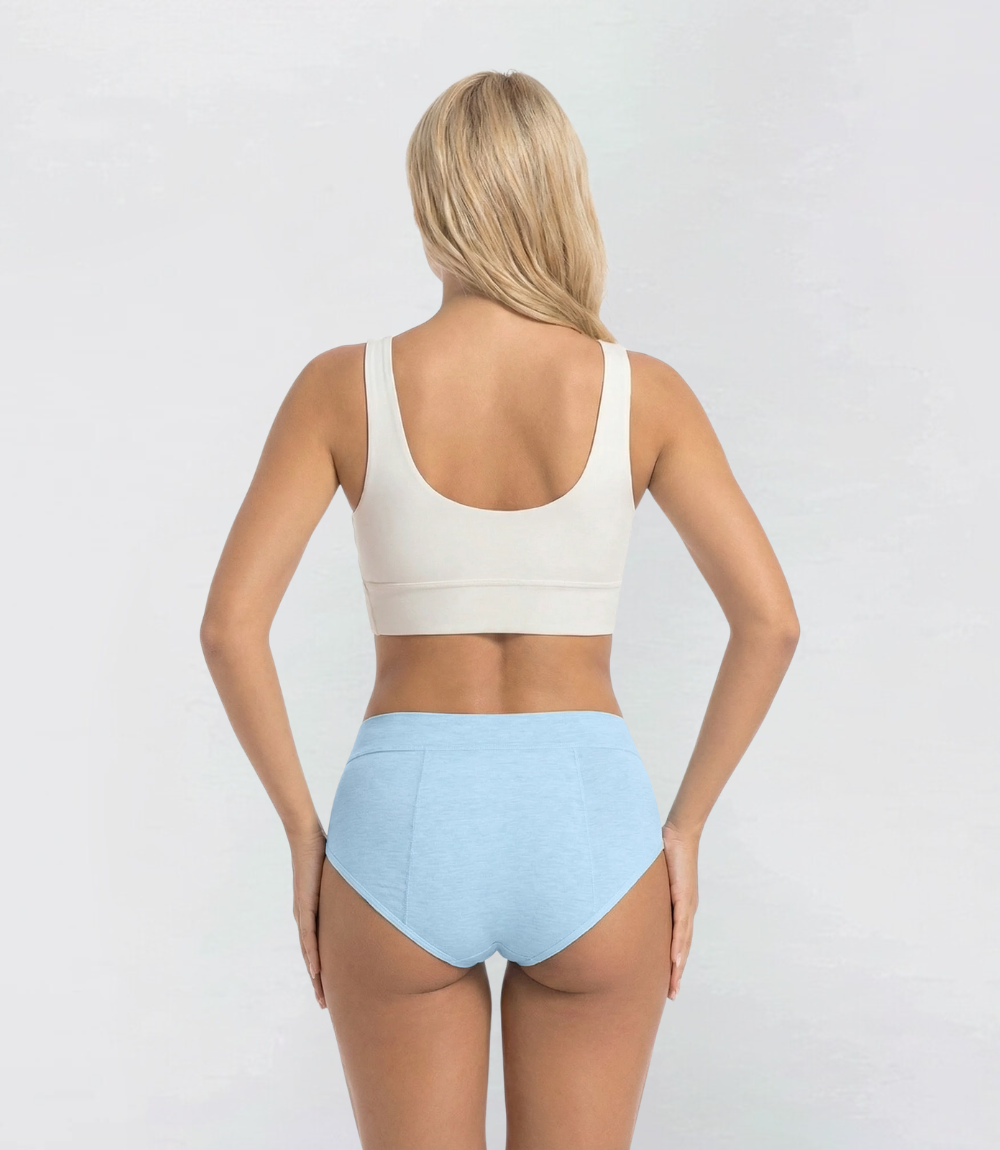 Hiphugger Organisch katoen in lichtblauw, achteraanzicht op model – Maysa