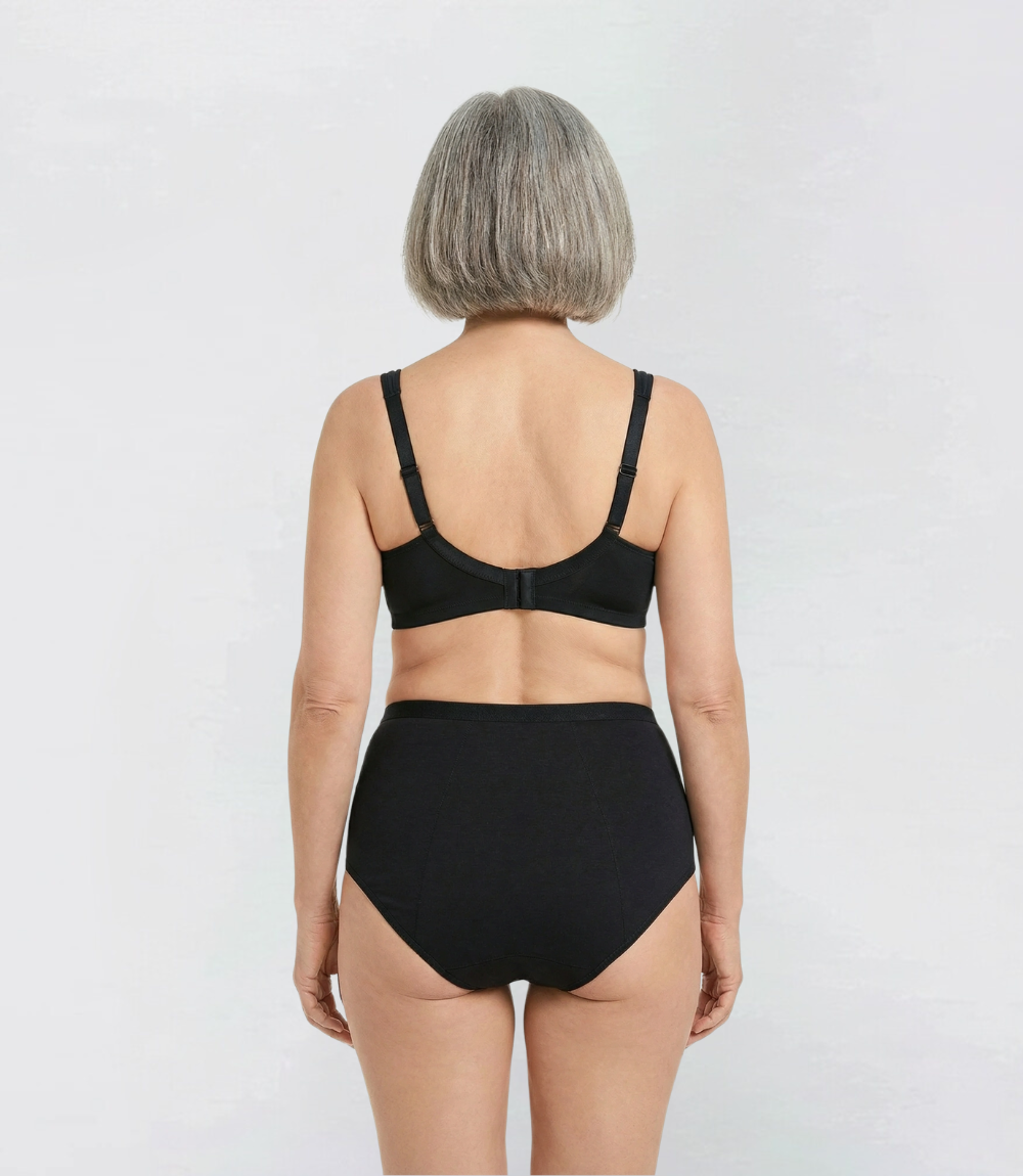 Incontinentie Hoge Taille Kant Extra Absorptie in zwart, achteraanzicht op model – Maysa