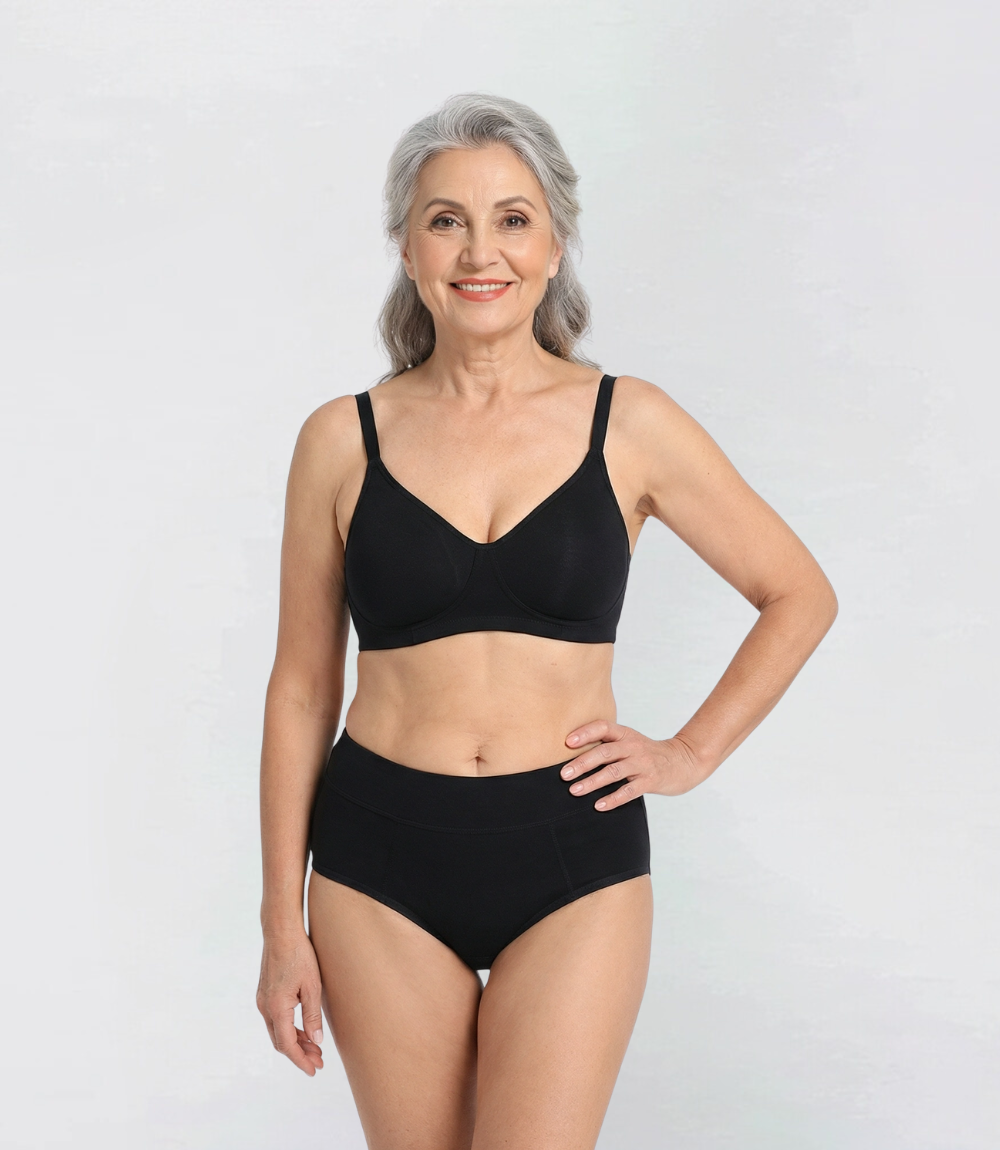 Incontinentie Comfort Slip Zijdezacht in zwart, vooraanzicht op model – Maysa