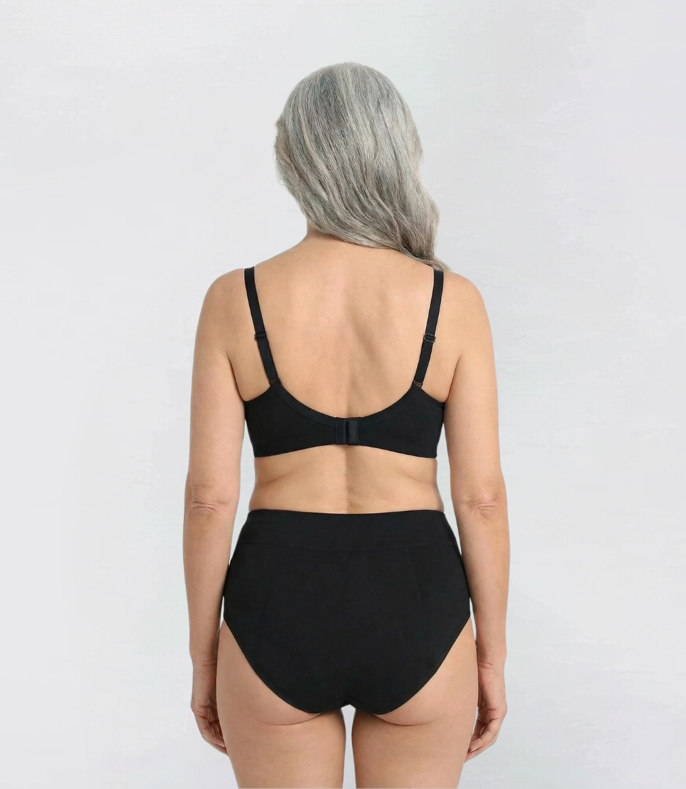 Incontinentie Comfort Slip Zijdezacht in zwart, achteraanzicht op model – Maysa