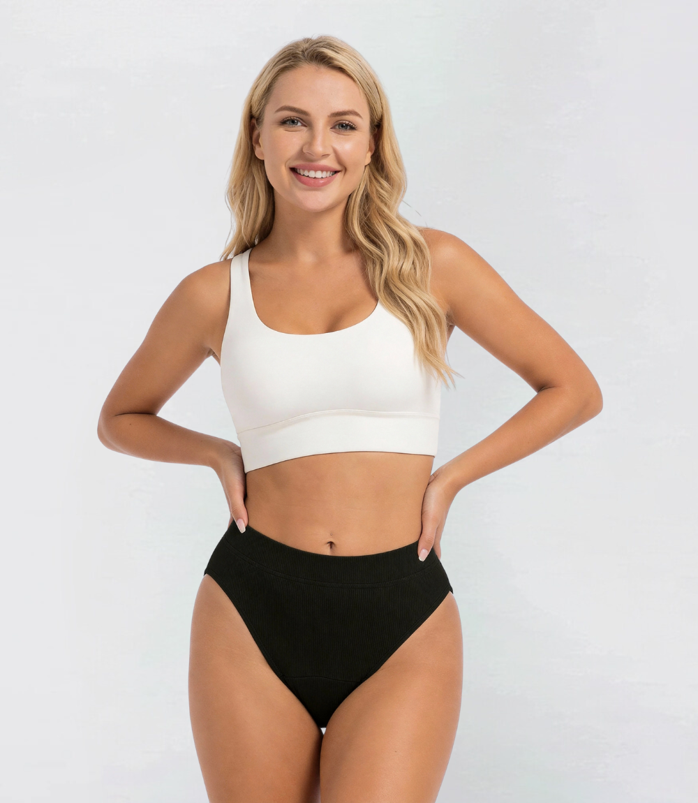 French Cut Hugger Ribbed in zwart, vooraanzicht op model – Maysa