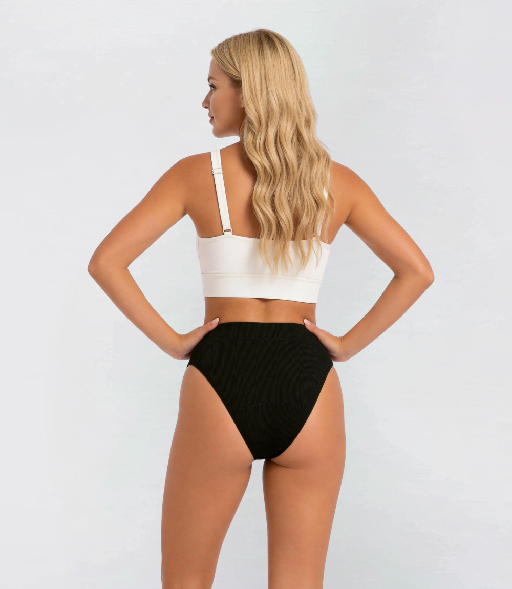 French Cut Hugger Ribbed in zwart, achteraanzicht op model – Maysa