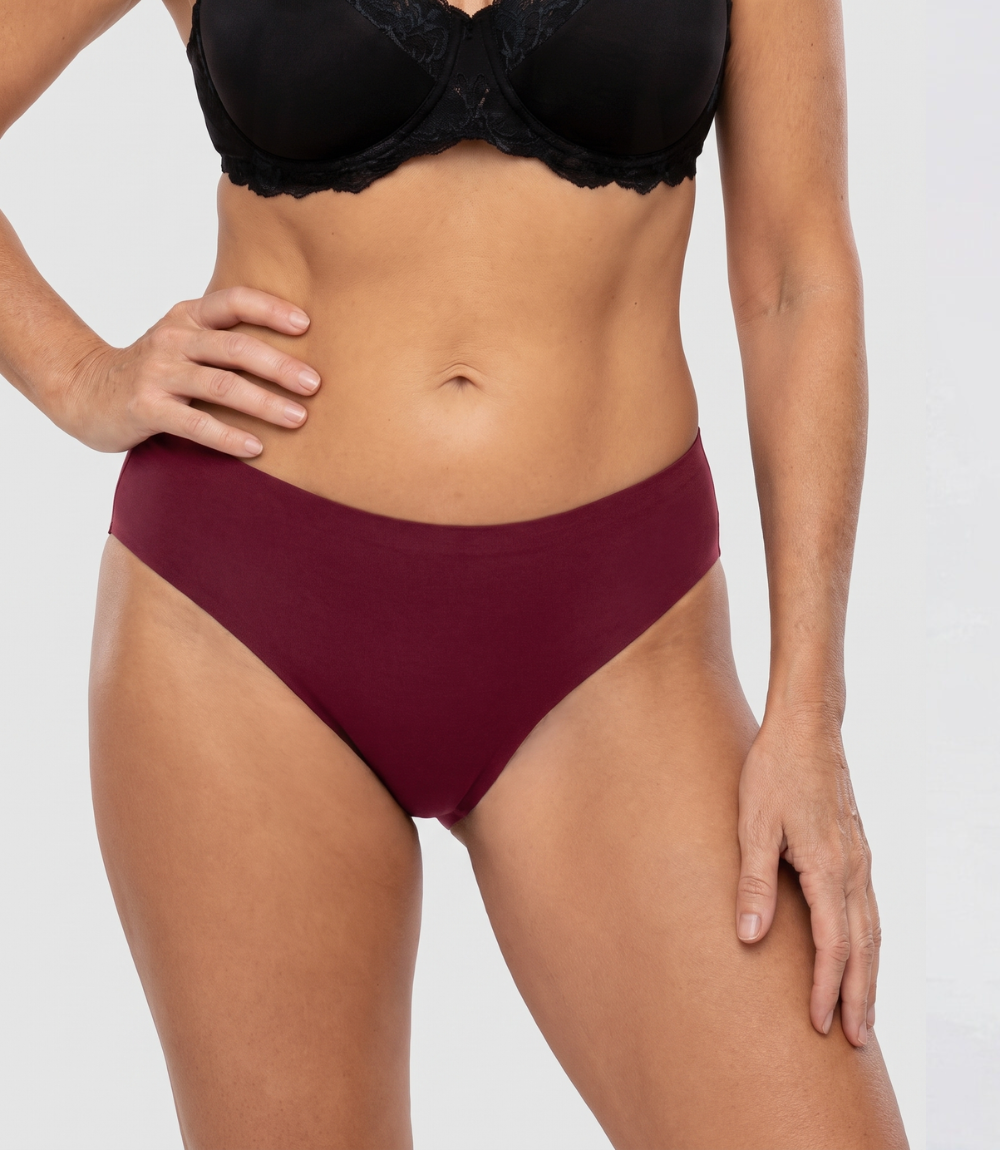 Everyday Classic Naadloos in bordeaux, detail op model – Maysa