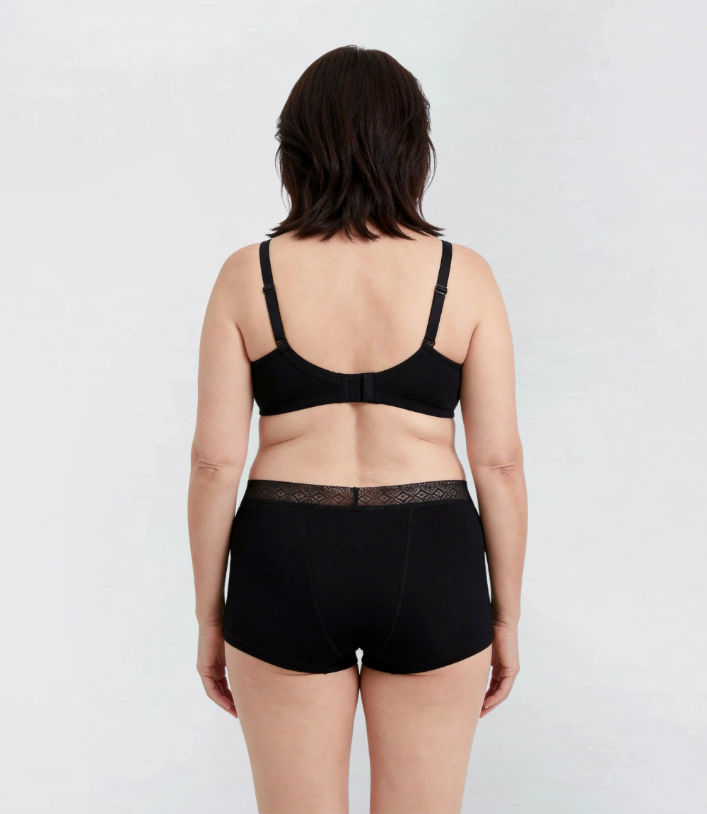Everyday Boyshort met kant in zwart, achteraanzicht op model – Maysa