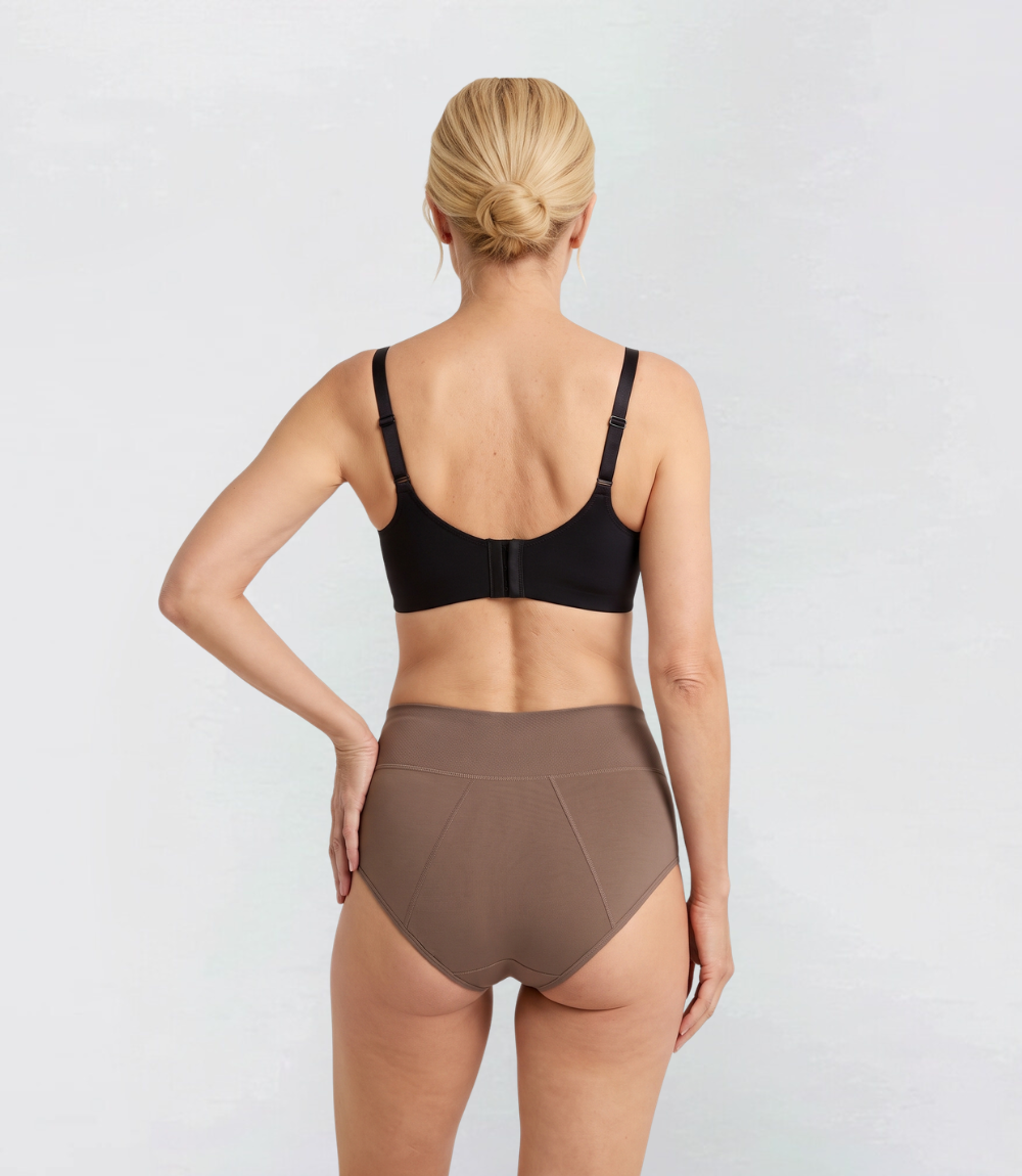 Hiphugger in taupe, achteraanzicht op model – Maysa